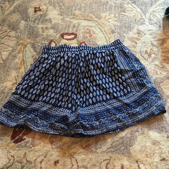 Navy printed flowy shorts from Francesca‘s - Picture 2 of 3